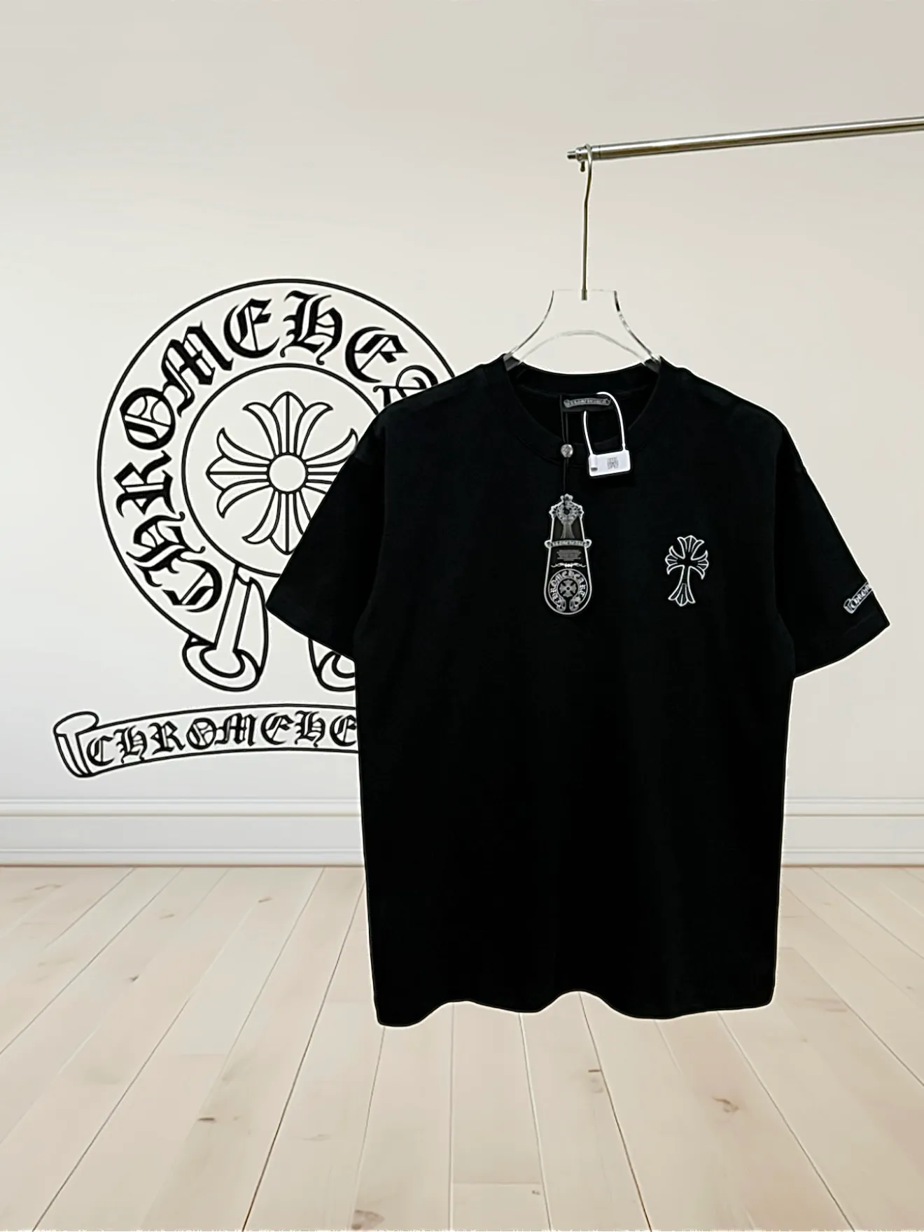 🅿️190 [High quality] Chrome hearts Chrome hearts 2025 new first release latest short-sleeved round neck T-shirt, high-end customization, avant-garde and fashionable design! The brand logo is applied to the front and back cuffs using 100,000 needle embroidery techniques. High-end customized 280g fabric. Soft to the touch. Comfortable to wear. Exquisite stitching. Fine workmanship. The upper body effect is incomparably handsome! Same style for men and women, color: white, black size: S to xL